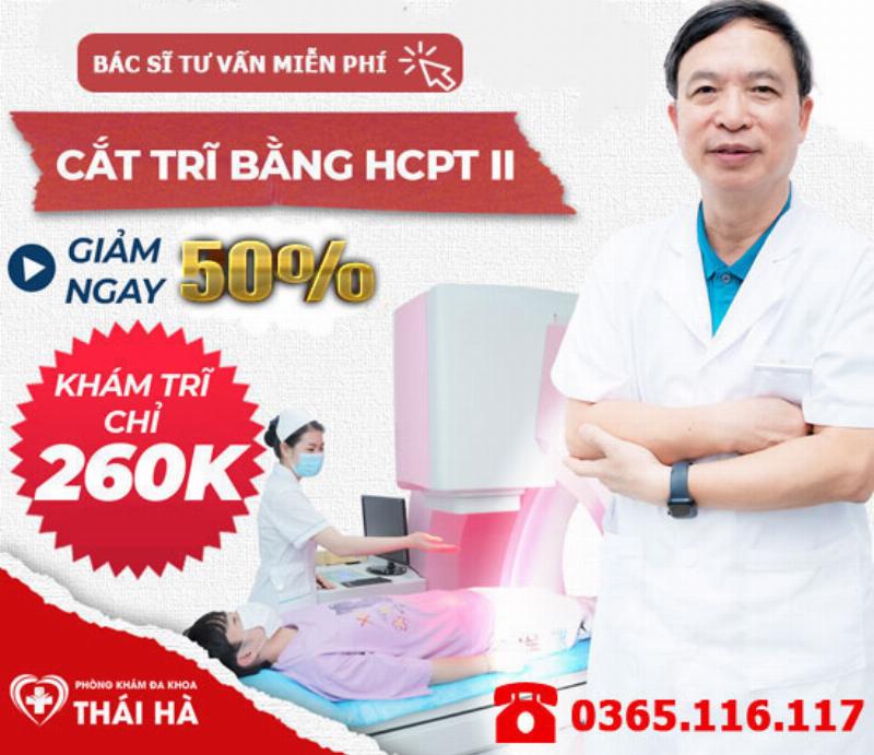 Mot lo bot chat thu hut meo di ve sinh dat canh mot chau cat de minh hoa viec su dung.